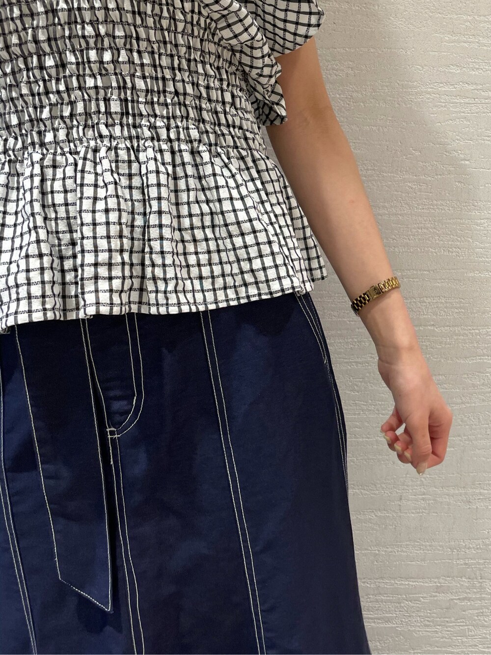 その他のシャツ/ブラウス、ブルー系のスカート、ブラウン系のサンダルを着用したレディースの春コーディネートの8枚目の写真