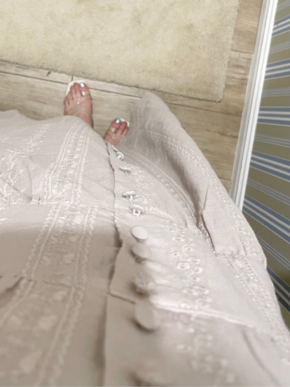 ベージュ系のワンピース、その他のサンダル、ベージュ系のハットを着用したレディースの春コーディネートの5枚目の写真