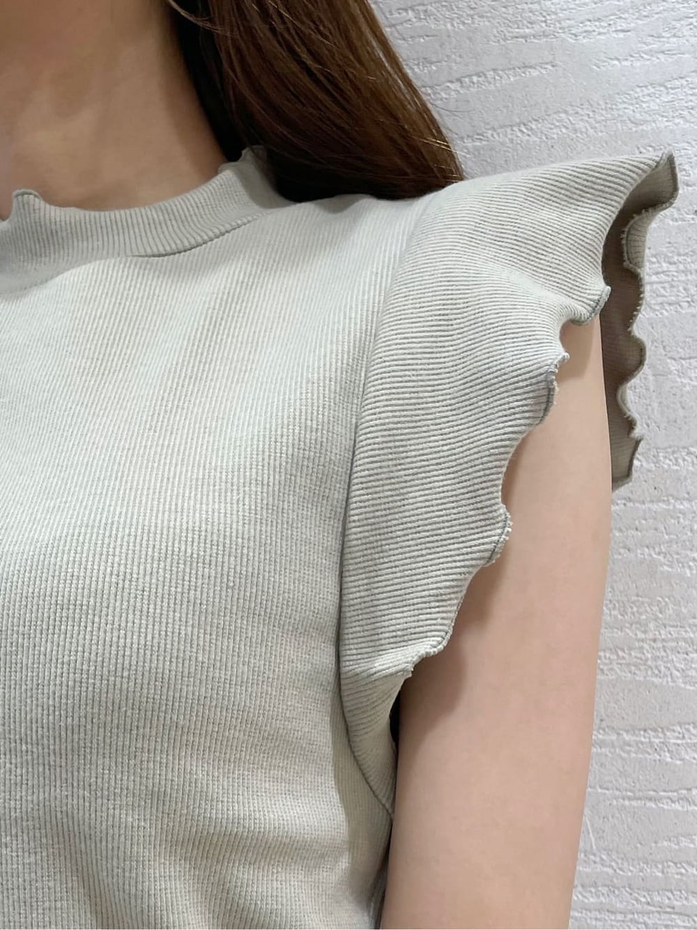 その他のサンダル、ホワイト系のスカート、その他のサンダルを着用したレディースの夏コーディネートの7枚目の写真