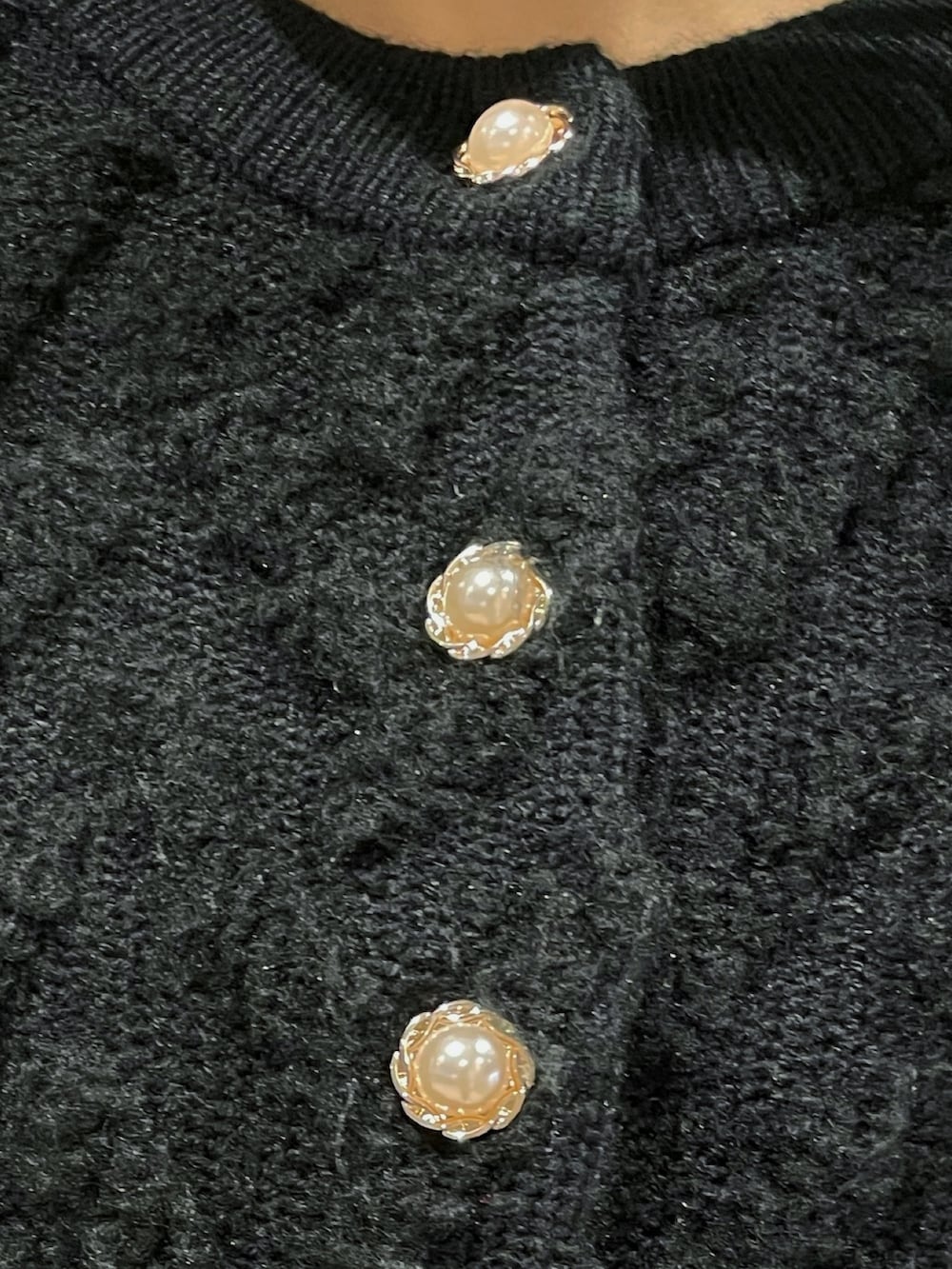 その他のスカート、ブラック系のニット/セーター、ブラック系のブーツを着用したレディースの冬コーディネートの9枚目の写真