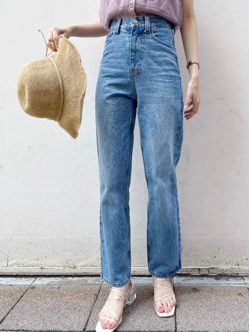 ブルー系のデニムパンツ、ピンク系のニット/セーター、その他のサンダルを着用したレディースの春コーディネートの9枚目の写真