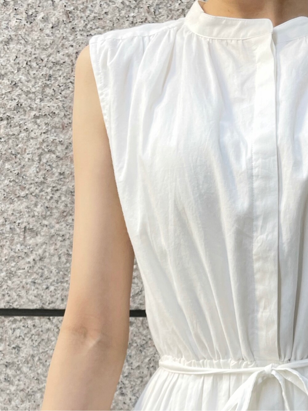 グレー系のサンダル、ホワイト系のシャツ/ブラウス、ホワイト系のワンピースを着用したレディースの春コーディネートの7枚目の写真