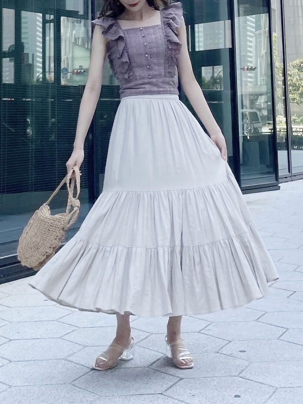 ベージュ系のシャツ/ブラウス、ベージュ系のスカート、その他のサンダルを着用したレディースの春コーディネートの3枚目の写真