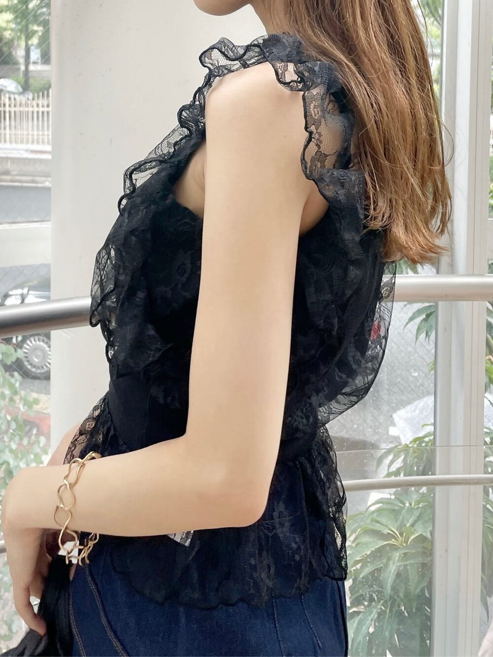 ブラック系のハンドバッグ、ブラック系のシャツ/ブラウス、ブルー系のスカートを着用したレディースの夏コーディネートの5枚目の写真