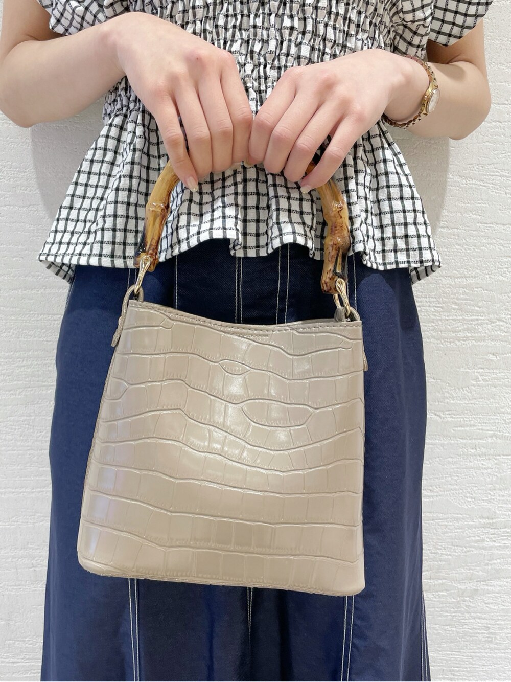 その他のシャツ/ブラウス、ブルー系のスカート、ブラウン系のサンダルを着用したレディースの春コーディネートの10枚目の写真