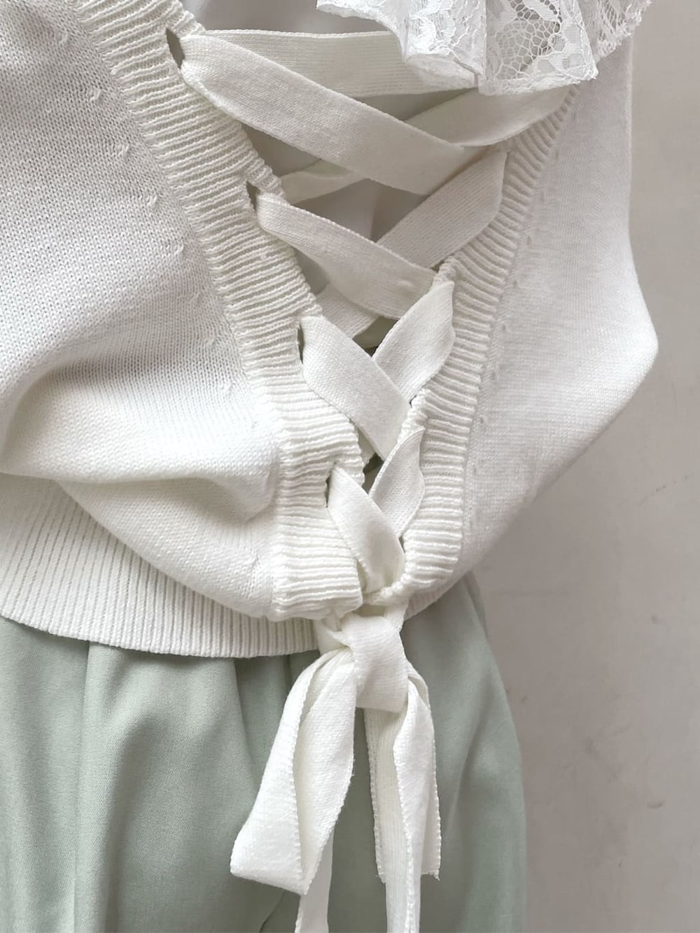 グリーン系のその他パンツ、ホワイト系のシャツ/ブラウス、ホワイト系のカーディガン/ボレロを着用したレディースの冬コーディネートの8枚目の写真