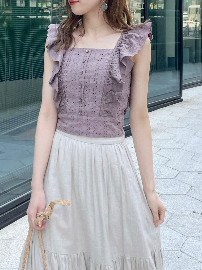 ベージュ系のシャツ/ブラウス、ベージュ系のスカート、その他のサンダルを着用したレディースの春コーディネートの5枚目の写真