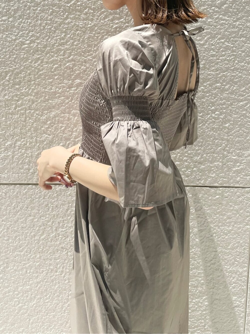 ブラウン系のサンダル、ベージュ系のワンピースを着用したレディースの夏コーディネートの5枚目の写真