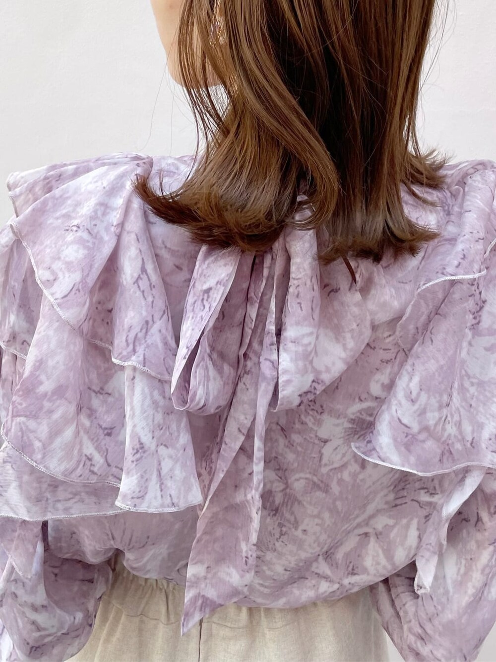 ブラック系のブーツ、ホワイト系のスカート、パープル系のシャツ/ブラウスを着用したレディースの秋コーディネートの7枚目の写真