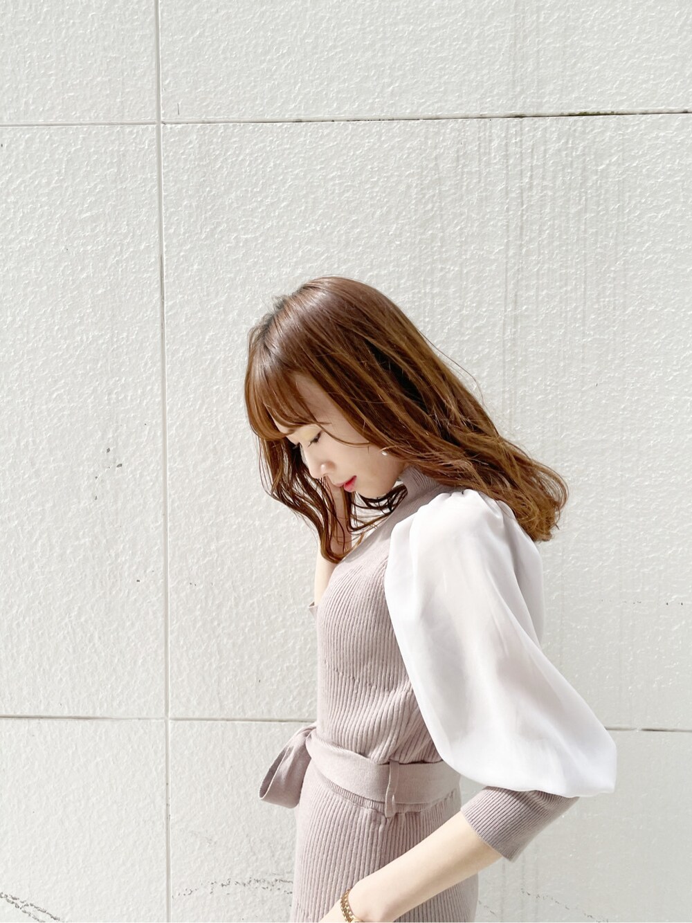 ベージュ系のワンピース、ブラック系のライダースジャケット、ブラック系のパンプスを着用したレディースの冬コーディネートの4枚目の写真