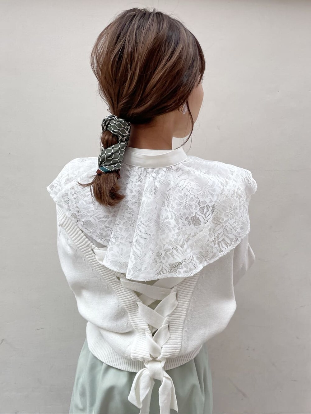 グリーン系のその他パンツ、ホワイト系のシャツ/ブラウス、ホワイト系のカーディガン/ボレロを着用したレディースの冬コーディネートの5枚目の写真