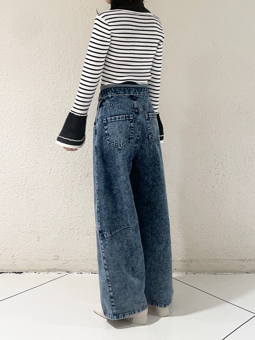 その他のデニムパンツ、その他のニット/セーター、ホワイト系のパンプスを着用したレディースの冬コーディネートの5枚目の写真