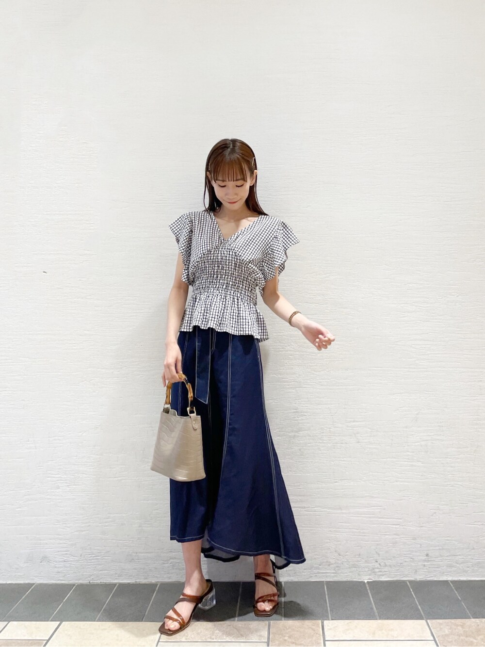 その他のシャツ/ブラウス、ブルー系のスカート、ブラウン系のサンダルを着用したレディースの春コーディネートの2枚目の写真