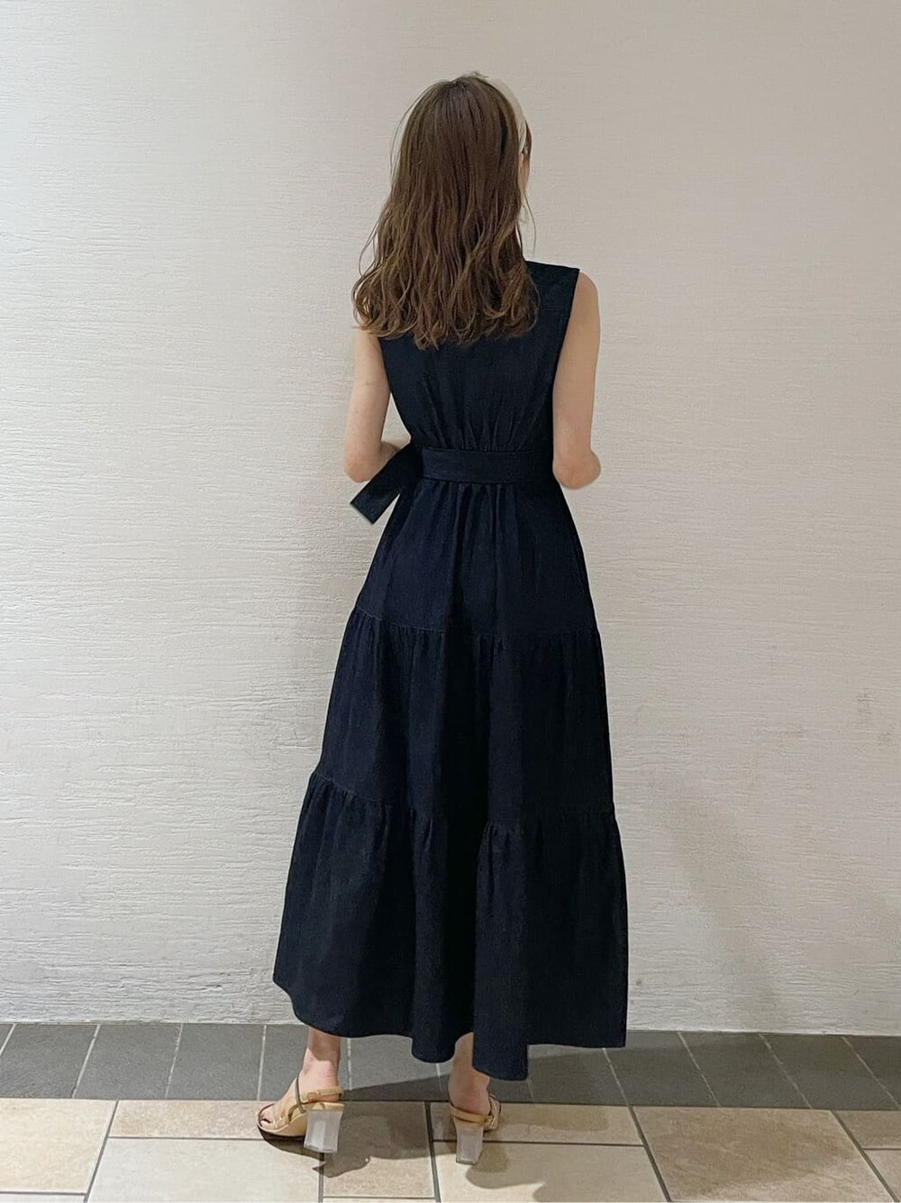 その他のサンダル、ブルー系のワンピースを着用したレディースの春コーディネートの3枚目の写真