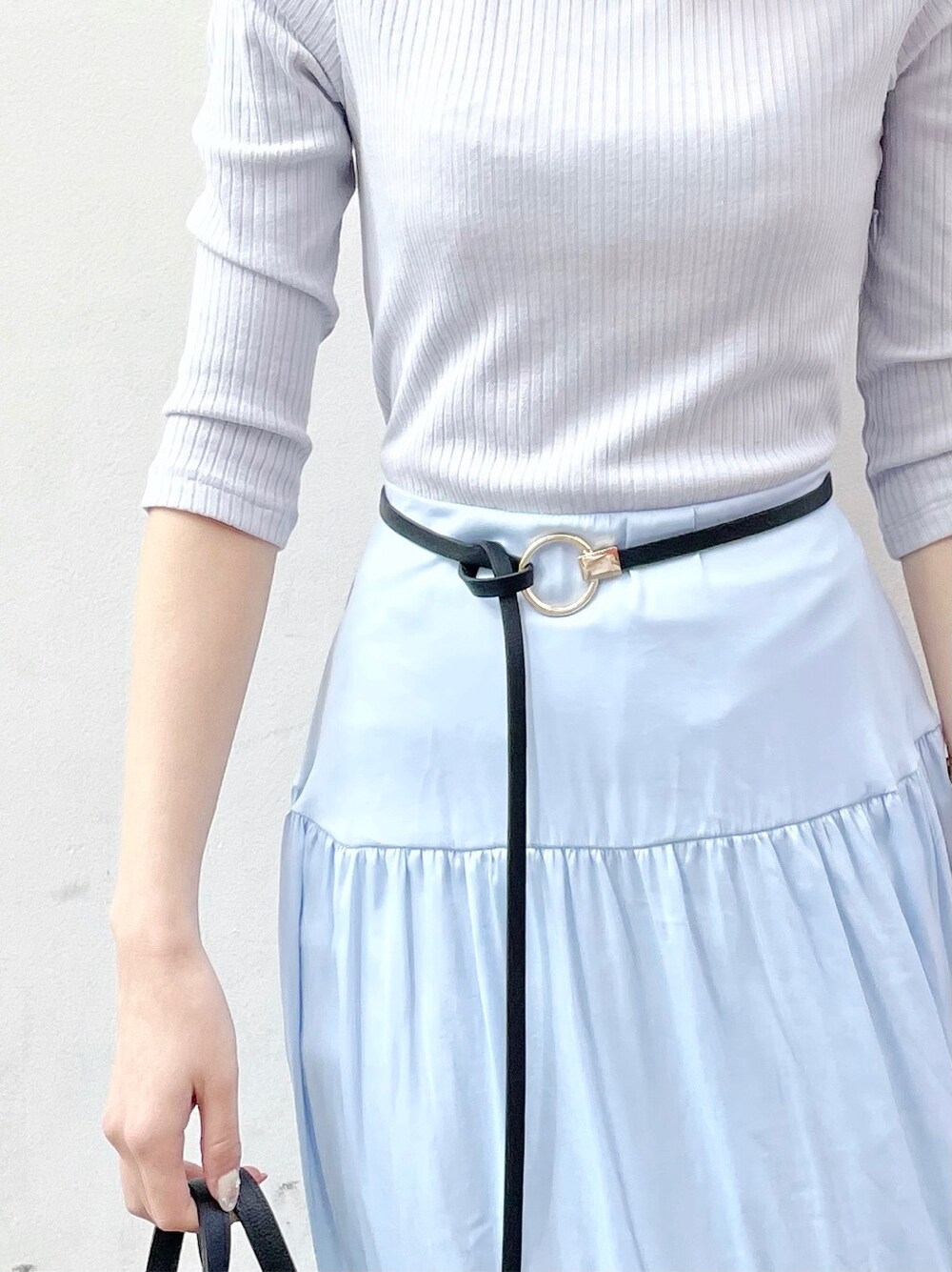 ホワイト系のシャツ/ブラウス、ブルー系のワンピース、ブラック系のパンプスを着用したレディースの冬コーディネートの8枚目の写真