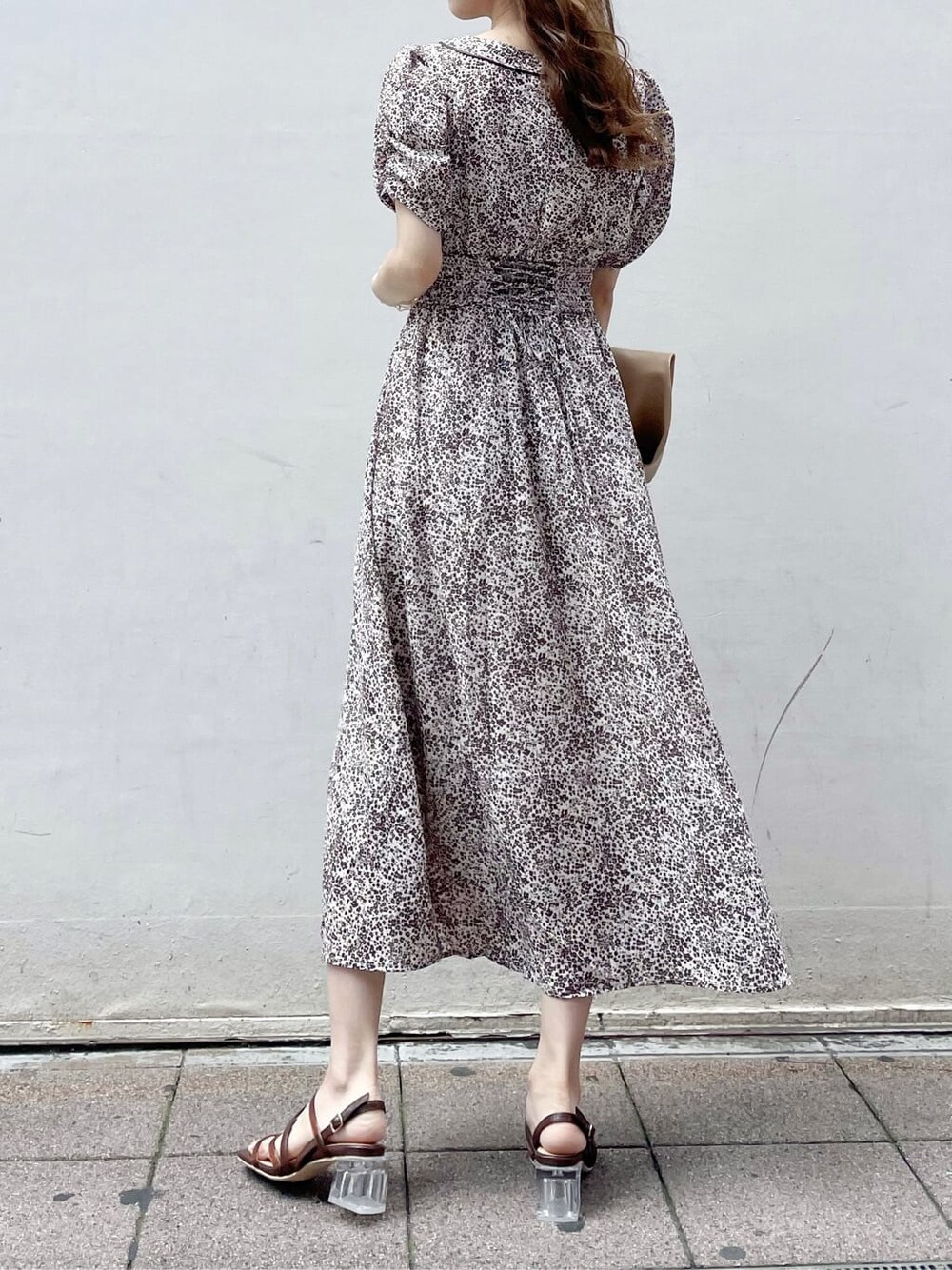 その他のサンダル、ベージュ系のトートバッグ、ブラウン系のワンピースを着用したレディースの夏コーディネートの3枚目の写真