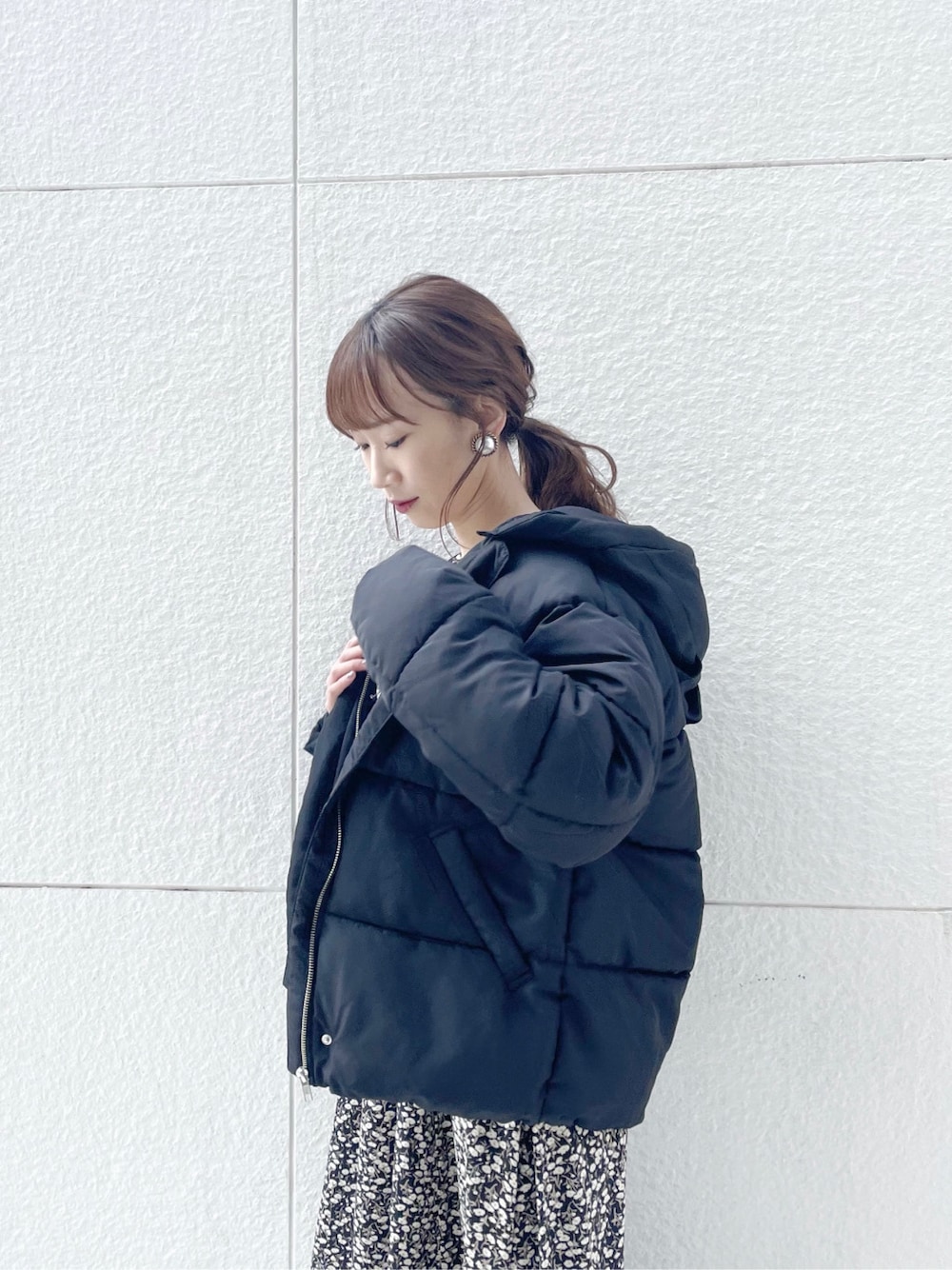 ブラック系のブルゾン、ブラック系のブーツ、ブラック系のブーツを着用したレディースの冬コーディネートの6枚目の写真