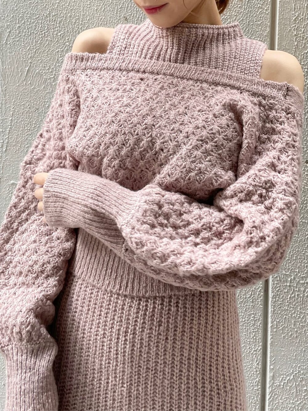 ベージュ系のワンピース、ブラック系のブーツ、ベージュ系のハンドバッグを着用したレディースの秋コーディネートの7枚目の写真