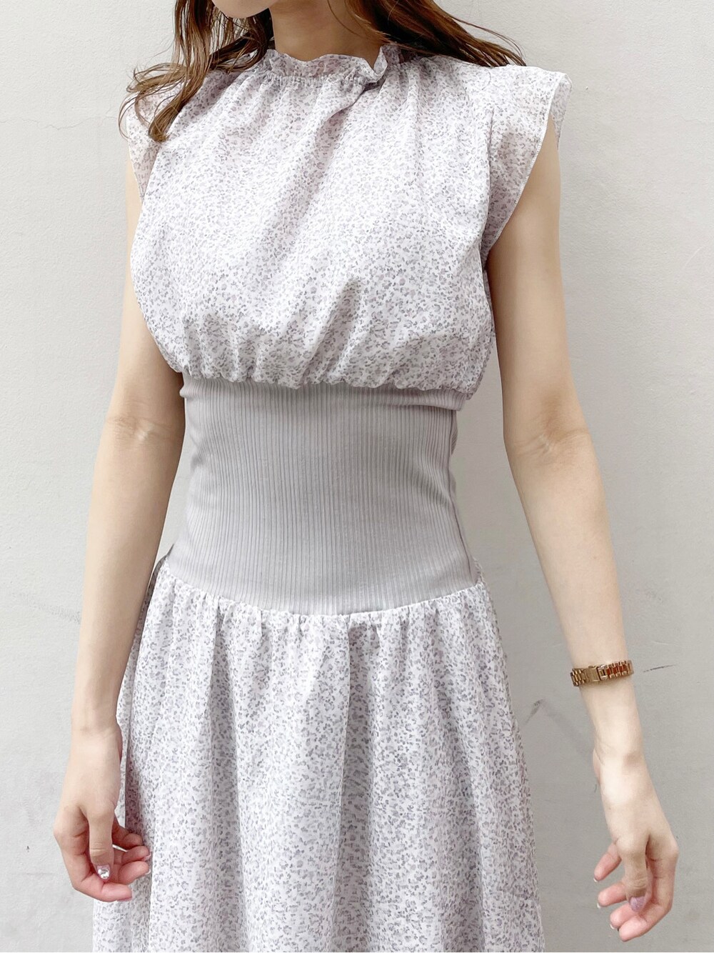 ベージュ系のブルゾン、ホワイト系のワンピース、ブラウン系のサンダルを着用したレディースの春コーディネートの6枚目の写真