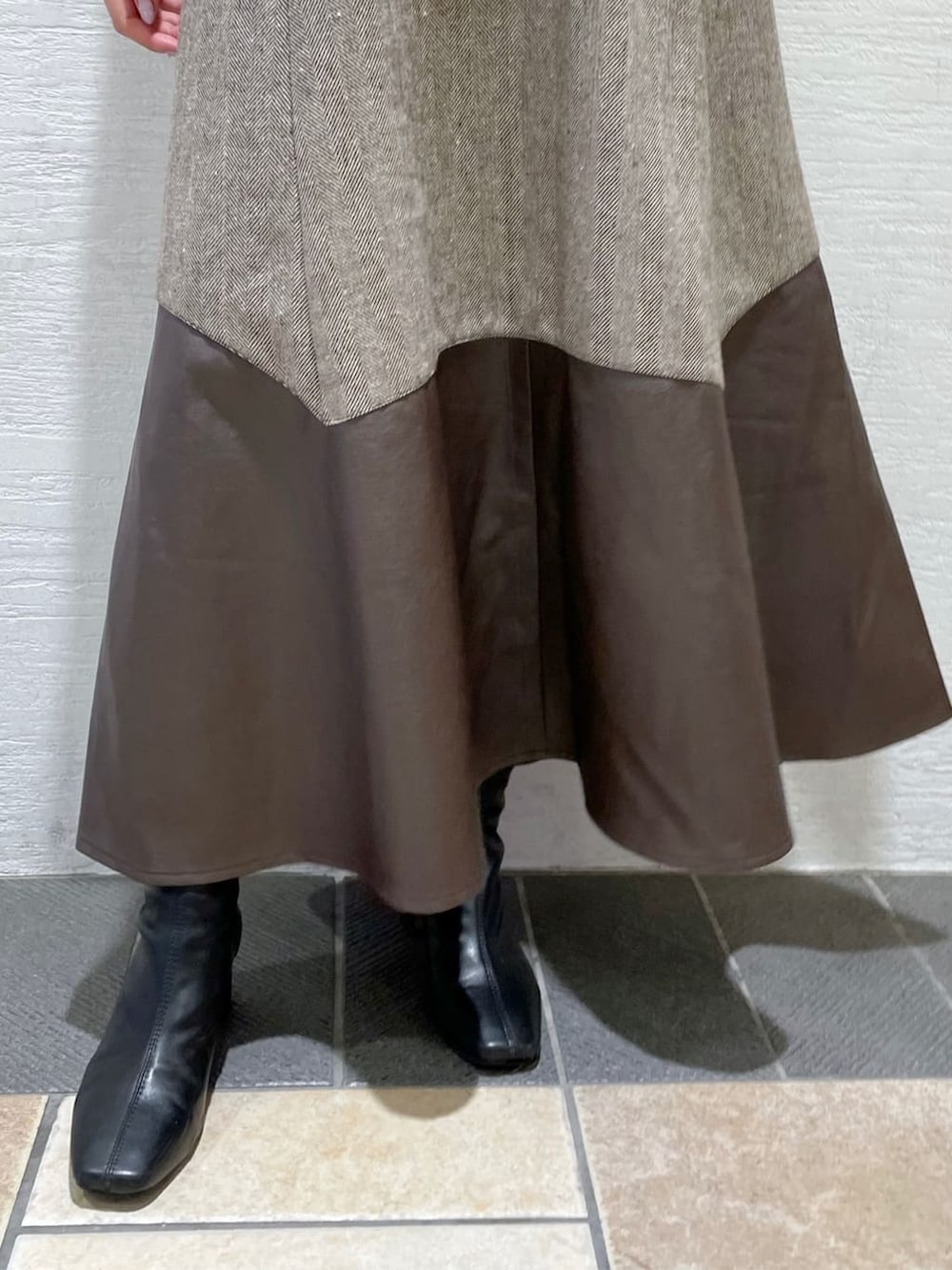 ベージュ系のTシャツ/カットソー、ブラウン系のワンピースを着用したレディースの夏コーディネートの10枚目の写真