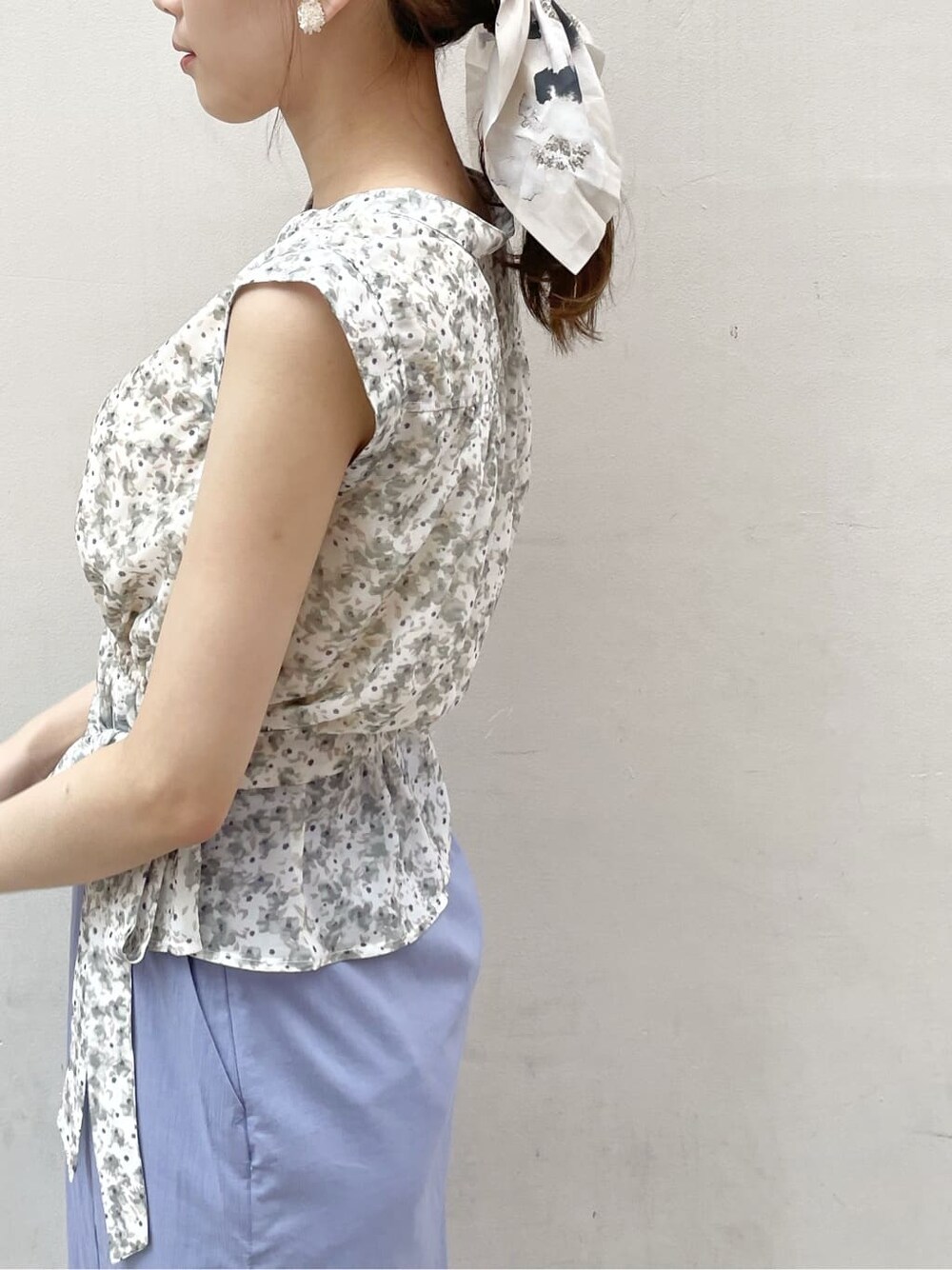 その他のTシャツ/カットソー、ブルー系のスカート、ベージュ系のサンダルを着用したレディースの夏コーディネートの6枚目の写真