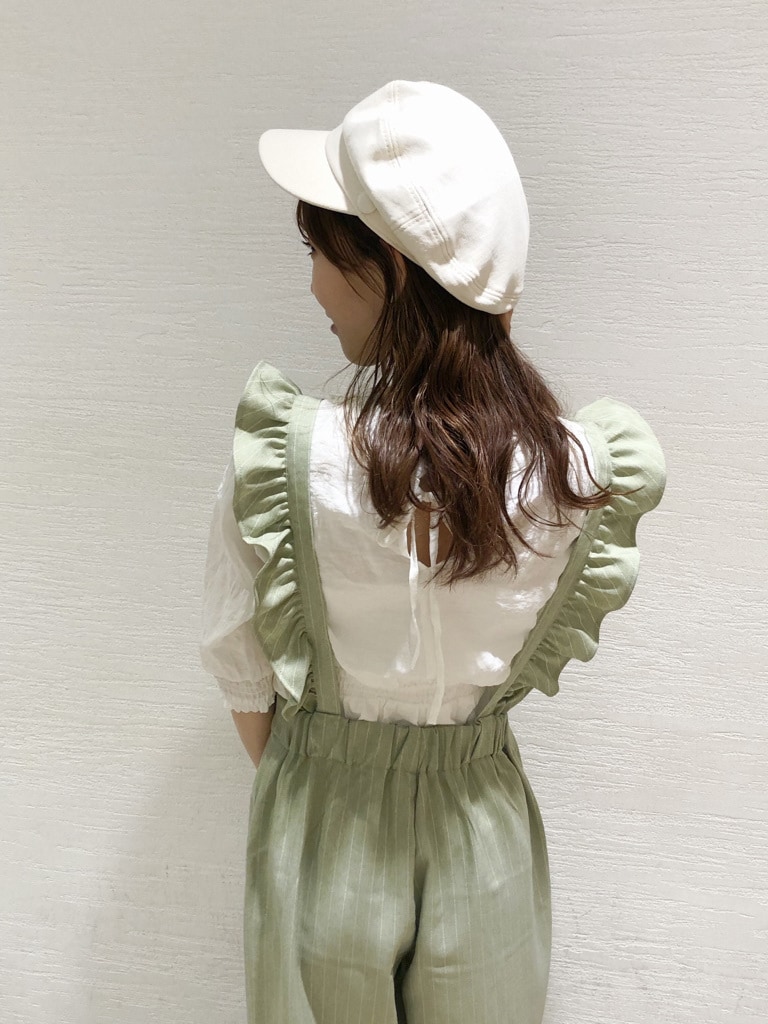 ベージュ系のつなぎ/オールインワン、ホワイト系のシャツ/ブラウス、ホワイト系のパンプスを着用したレディースの春コーディネートの3枚目の写真