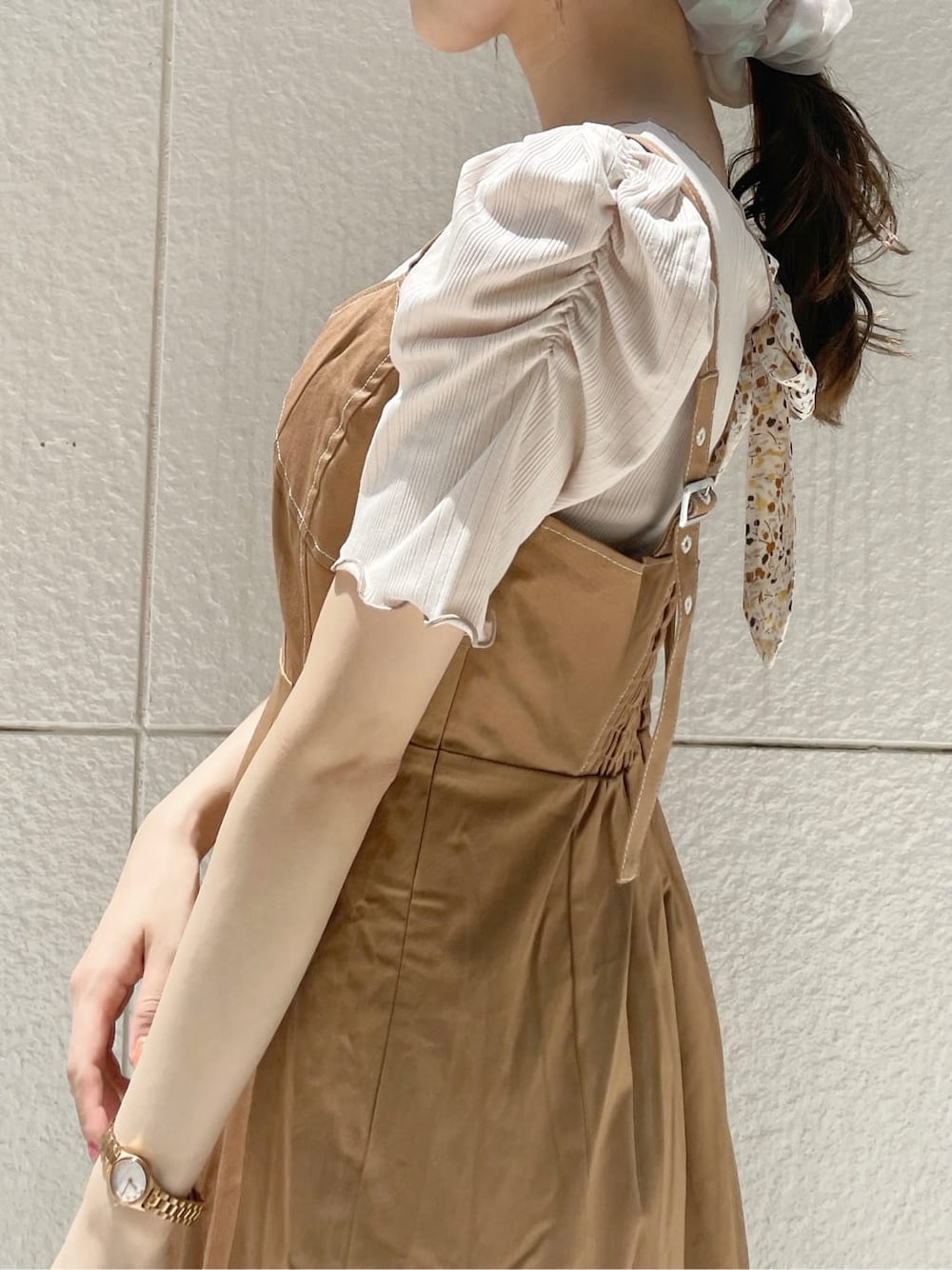 ブラウン系のワンピース、その他のサンダル、ホワイト系のTシャツ/カットソーを着用したレディースの夏コーディネートの6枚目の写真