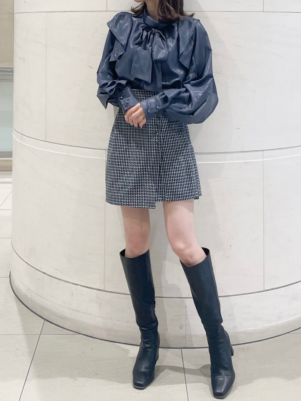 ブルー系のシャツ/ブラウス、ブルー系のスカート、ブラック系のブーツを着用したレディースの秋コーディネートの4枚目の写真