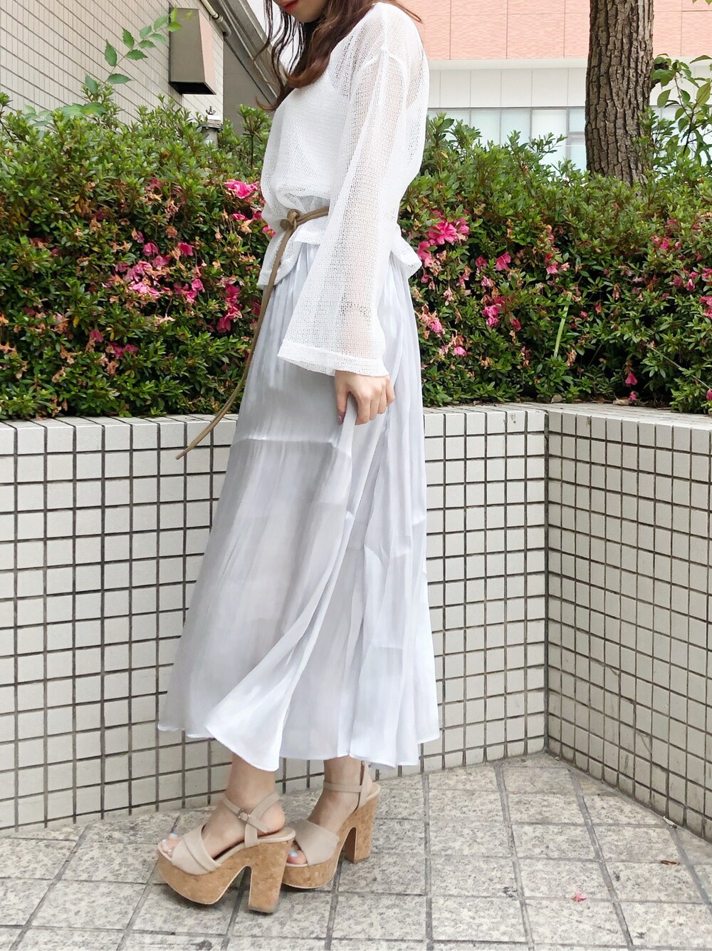 ブルー系のスカート、ホワイト系のTシャツ/カットソー、ベージュ系のサンダルを着用したレディースの夏コーディネートの2枚目の写真