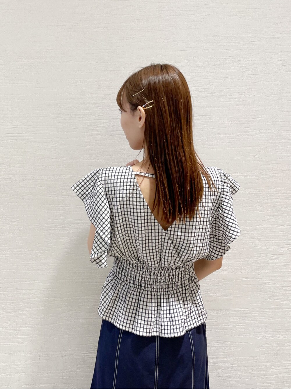 その他のシャツ/ブラウス、ブルー系のスカート、ブラウン系のサンダルを着用したレディースの春コーディネートの3枚目の写真