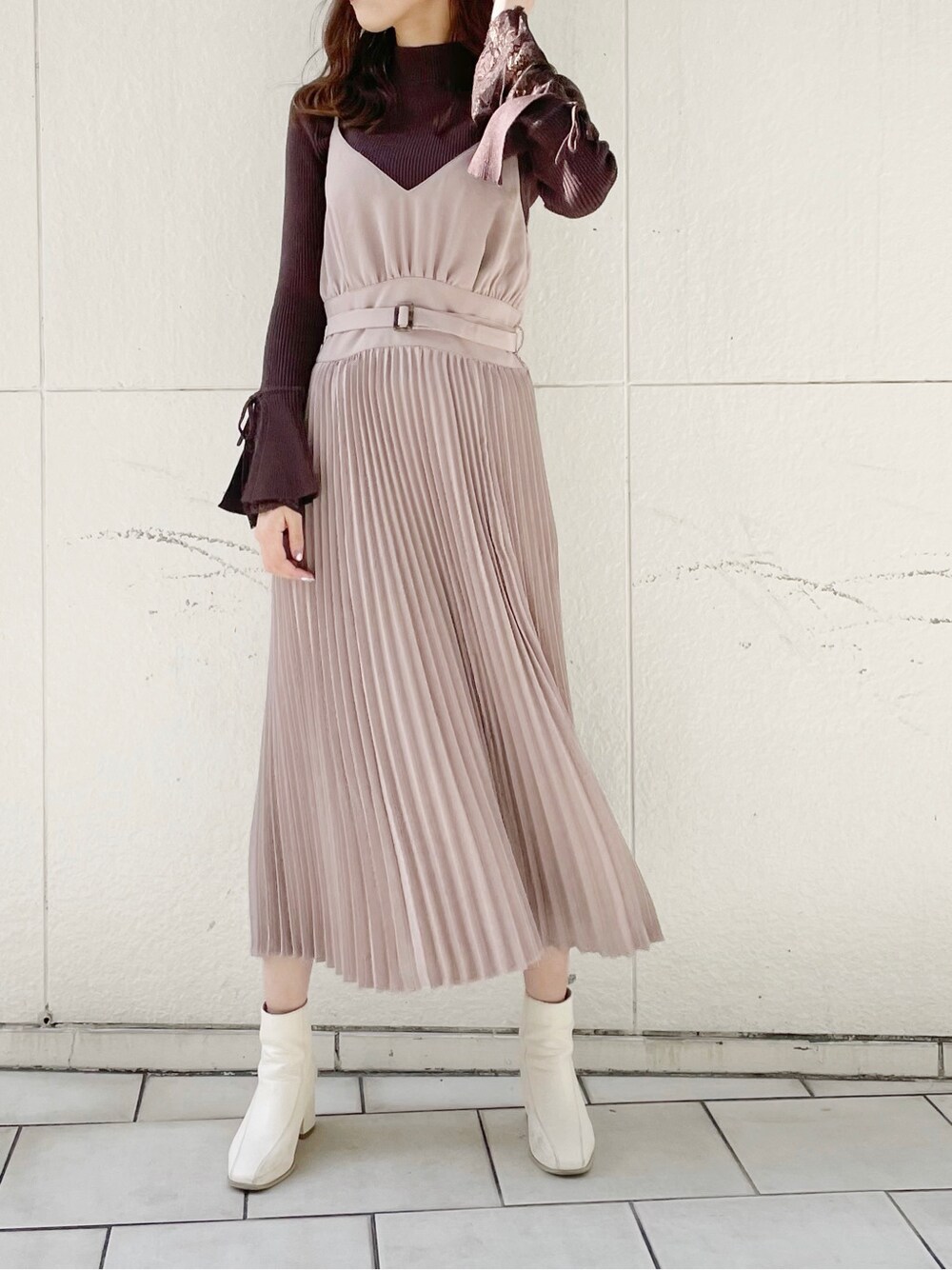 ホワイト系のブーツ、ブラウン系のニット/セーター、ブラウン系のニット/セーターを着用したレディースの冬コーディネートの2枚目の写真