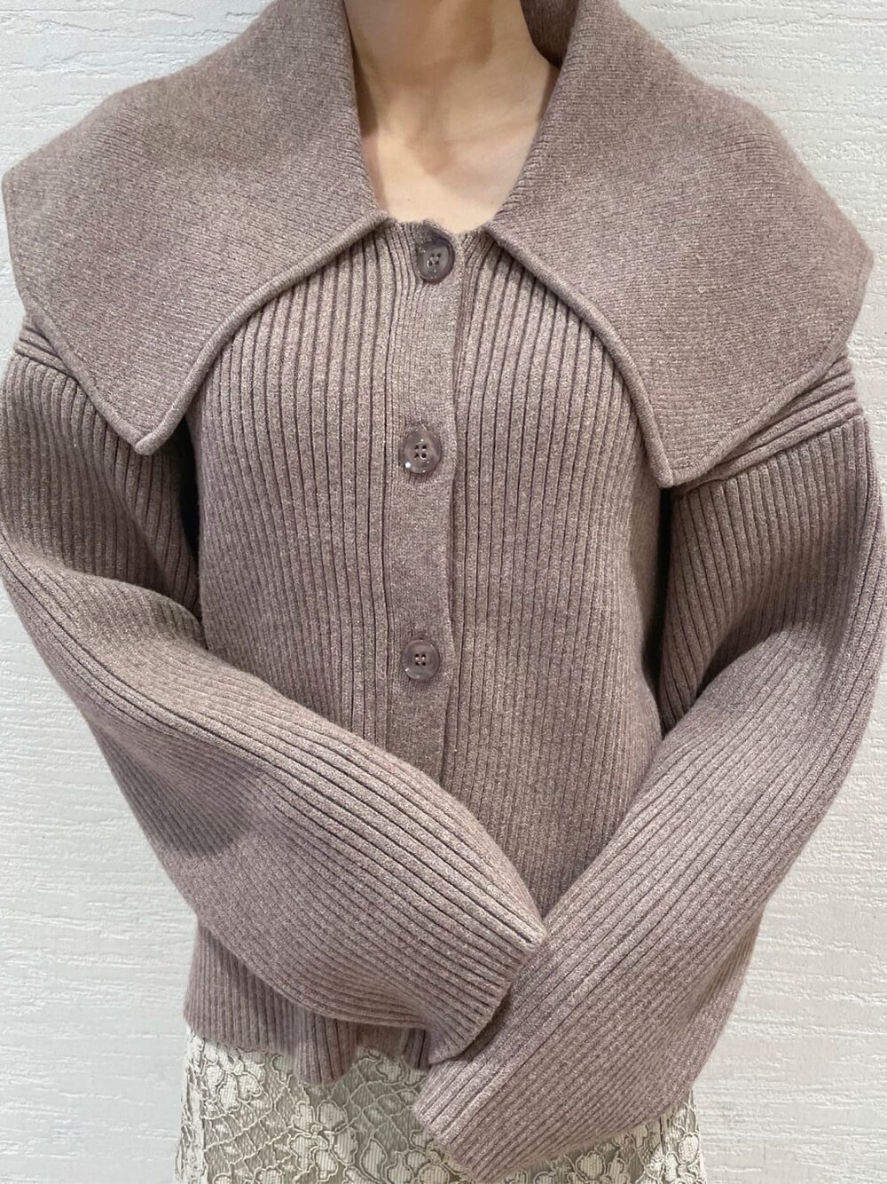 ベージュ系のスカート、ブラック系のブーツ、ベージュ系のニット/セーターを着用したレディースの秋コーディネートの7枚目の写真