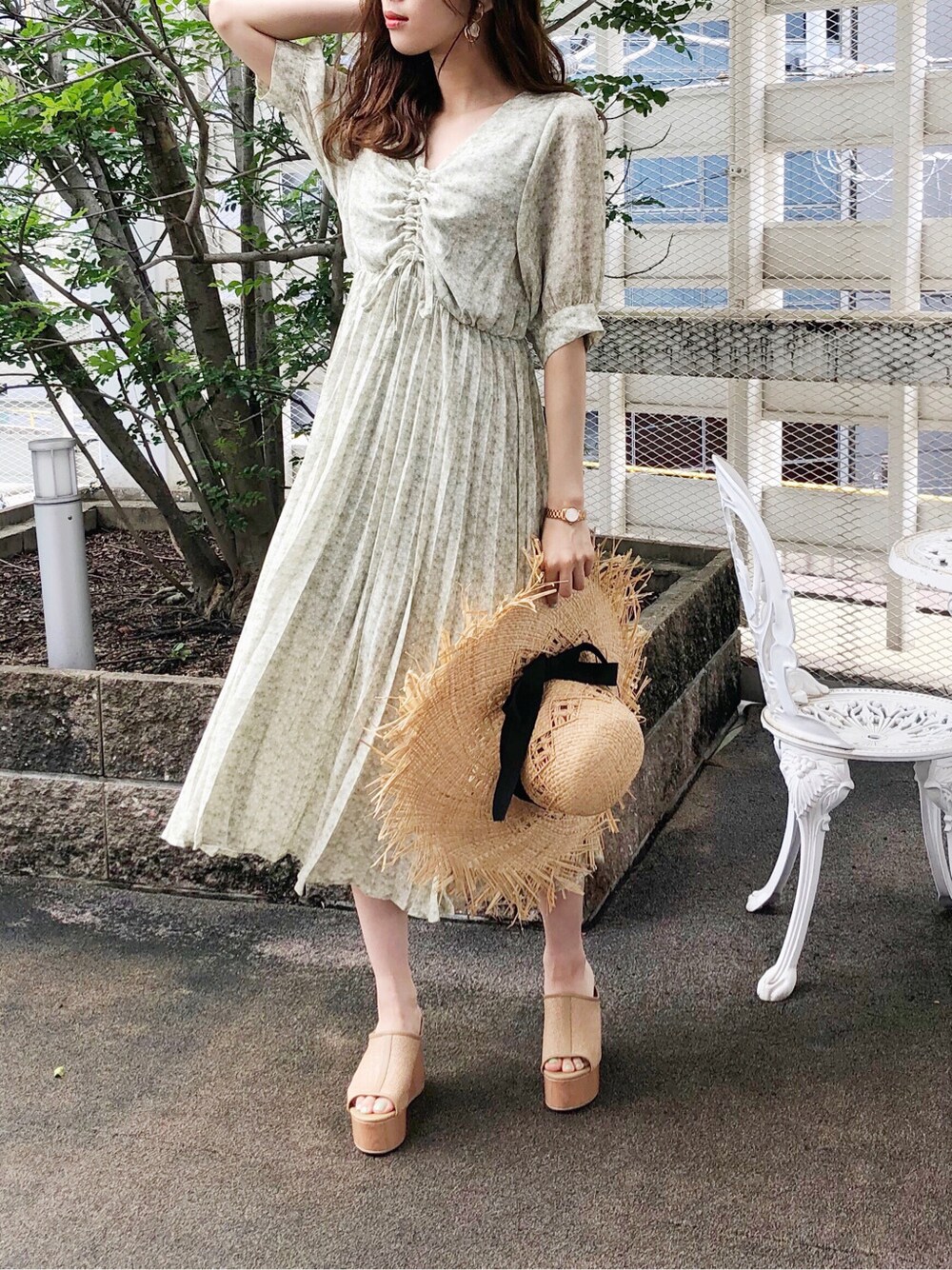 グリーン系のワンピース、ベージュ系のサンダル、ベージュ系のハットを着用したレディースの夏コーディネートの2枚目の写真