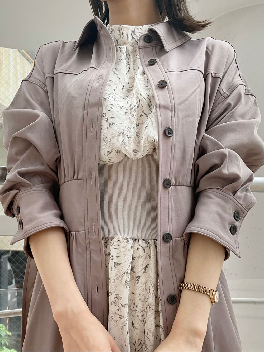 ホワイト系のワンピース、ベージュ系のワンピース、ベージュ系のブーツを着用したレディースの秋コーディネートの3枚目の写真