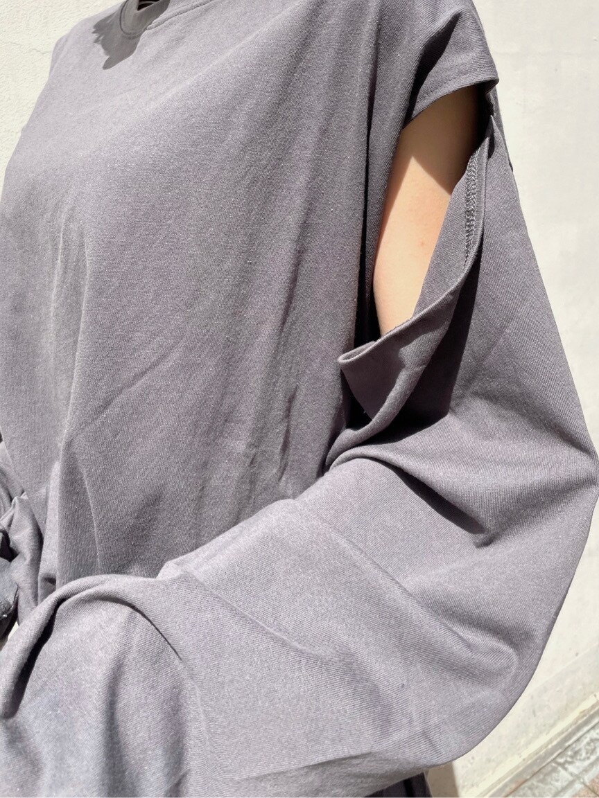 パープル系のスカート、ホワイト系のスニーカー、ホワイト系のハンドバッグを着用したレディースの春コーディネートの8枚目の写真