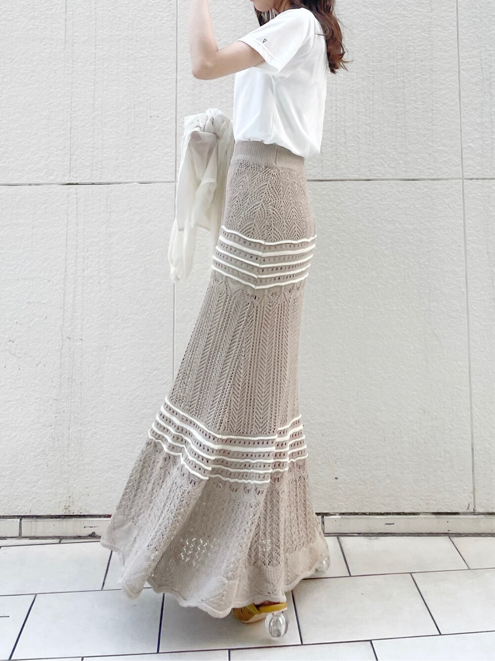 イエロー系のサンダル、ホワイト系のTシャツ/カットソー、ホワイト系のシャツ/ブラウスを着用したレディースの春コーディネートの5枚目の写真