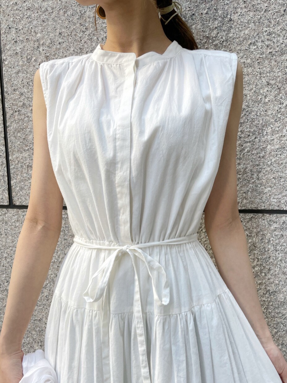 グレー系のサンダル、ホワイト系のシャツ/ブラウス、ホワイト系のワンピースを着用したレディースの春コーディネートの4枚目の写真