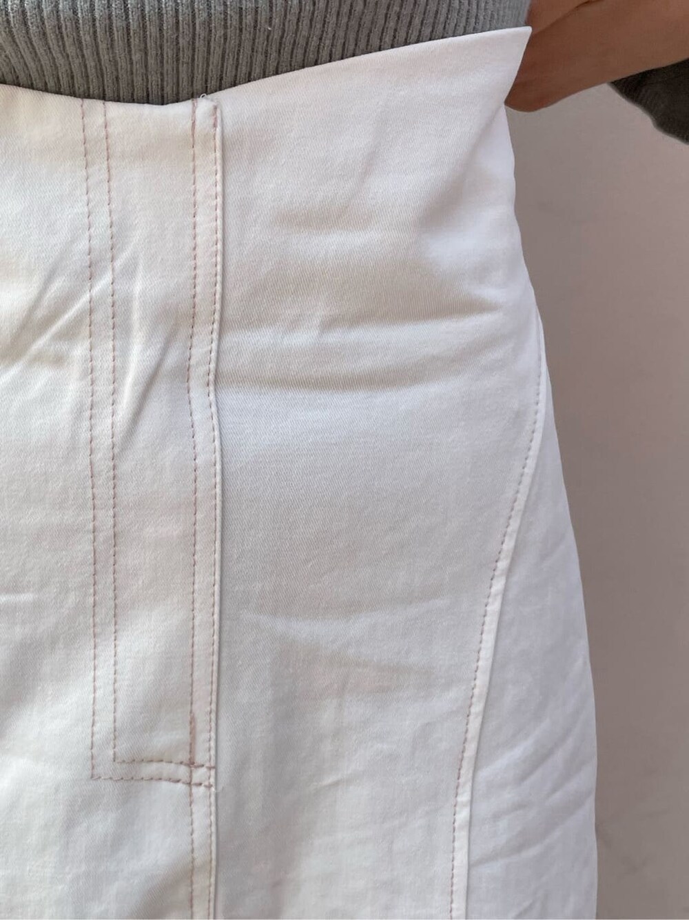 ホワイト系のスカート、ブラック系のブーツ、グリーン系のニット/セーターを着用したレディースの冬コーディネートの9枚目の写真