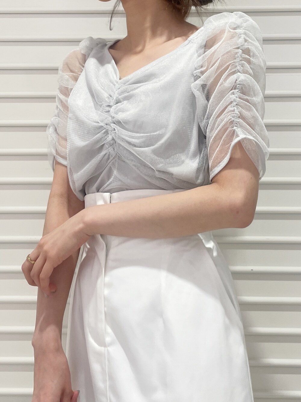 グレー系のシャツ/ブラウス、ホワイト系のサンダル、ホワイト系のスカートを着用したレディースの夏コーディネートの6枚目の写真