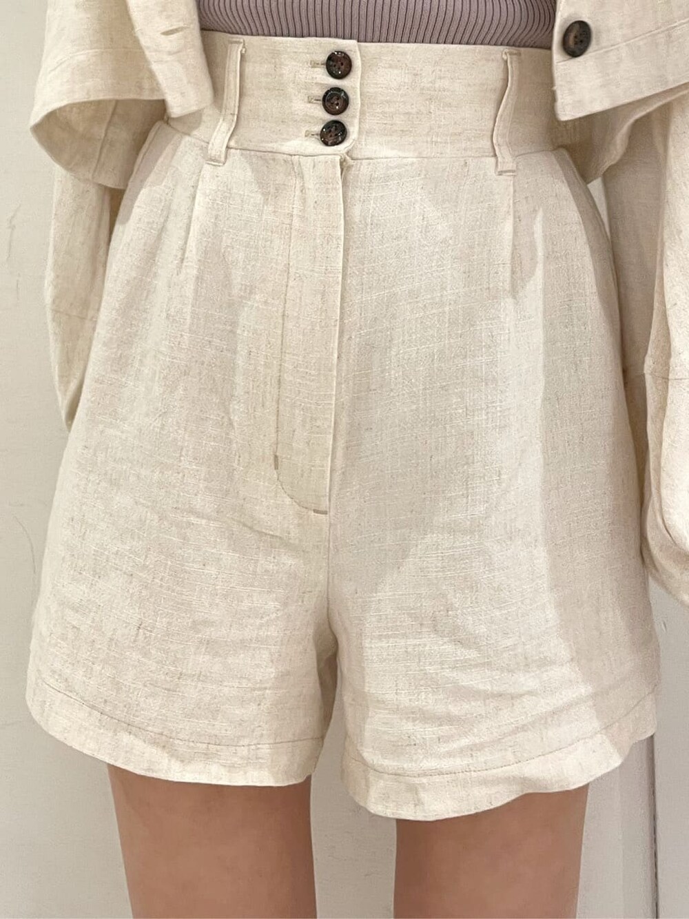 ベージュ系のシャツ/ブラウス、ベージュ系のその他パンツ、ベージュ系のニット/セーターを着用したレディースの春コーディネートの6枚目の写真