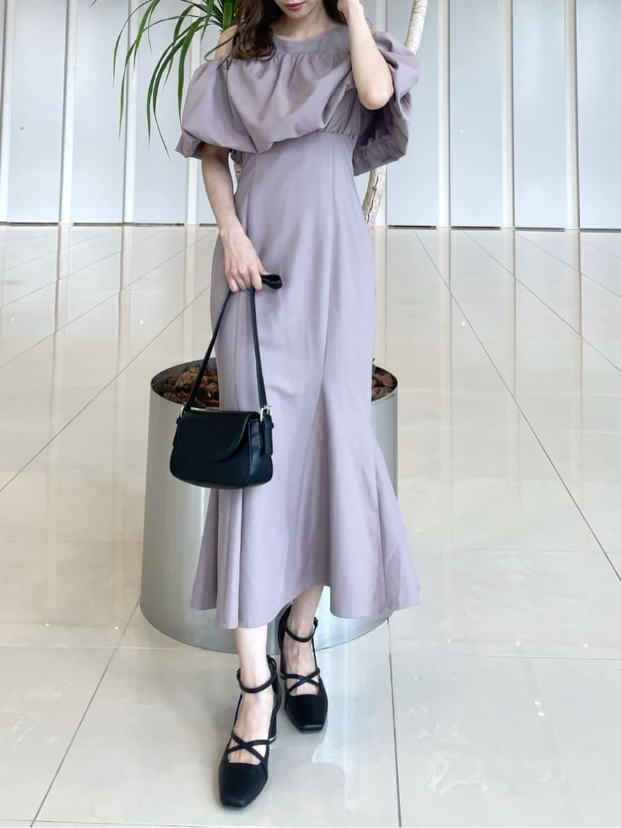 ピンク系のワンピース、ブラック系のパンプスを着用したレディースの秋コーディネートの4枚目の写真