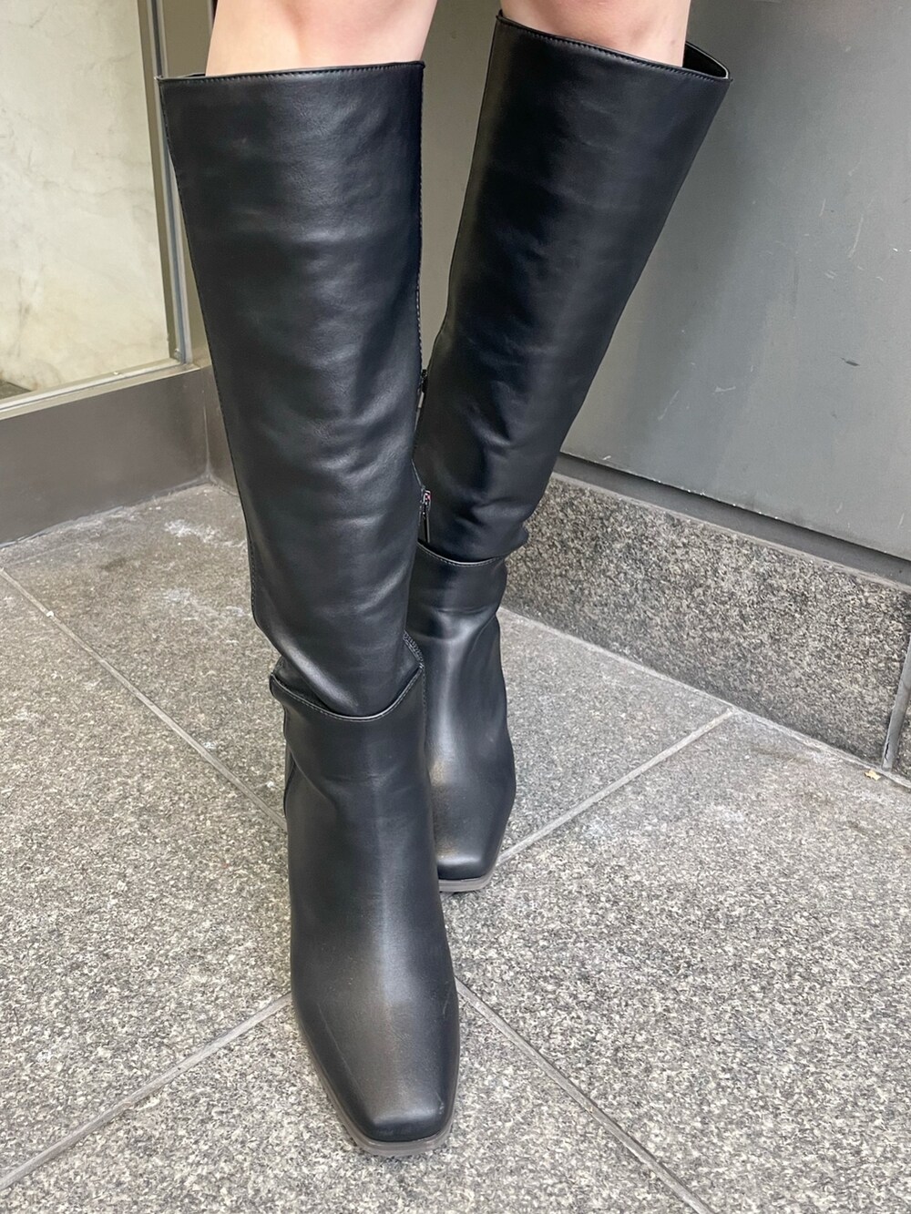 ホワイト系のシャツ/ブラウス、ブラック系のスカート、ブラック系のブーツを着用したレディースの冬コーディネートの9枚目の写真