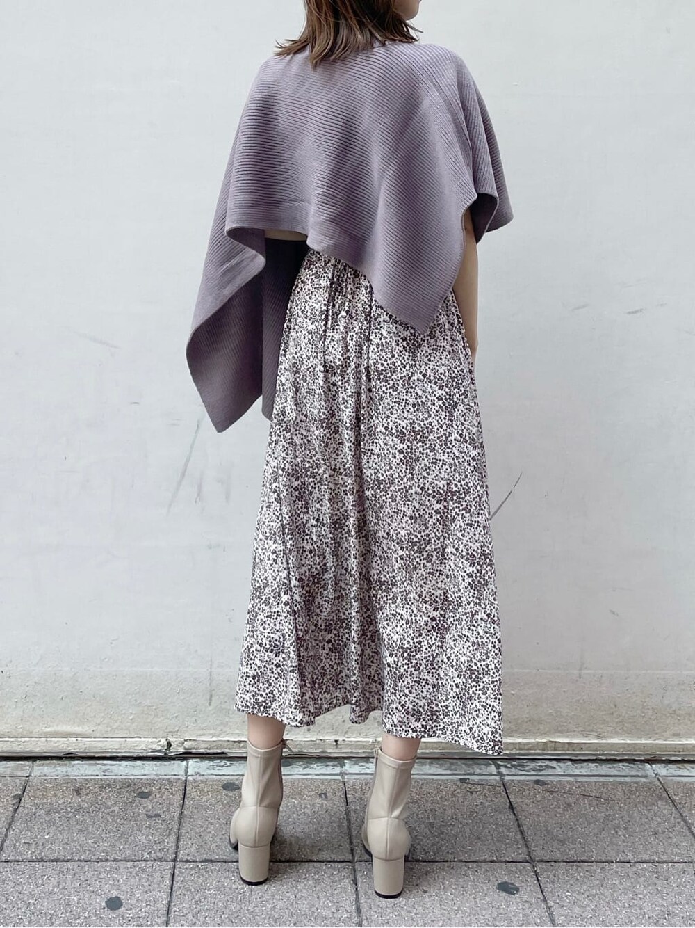 ブラウン系のワンピース、ベージュ系のブーツ、パープル系のニット/セーターを着用したレディースの秋コーディネートの3枚目の写真