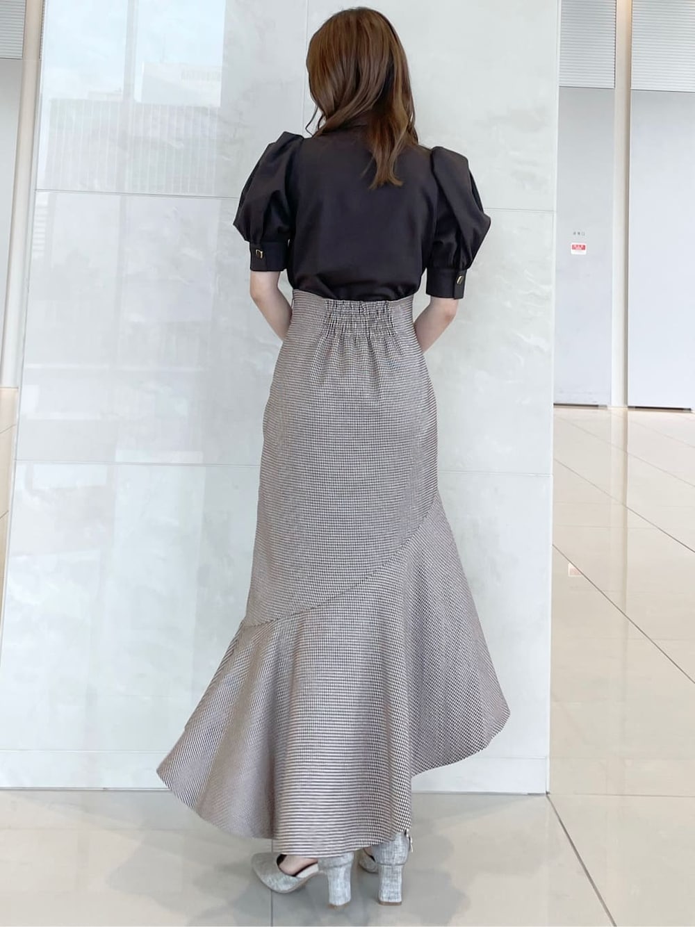 ブラウン系のシャツ/ブラウス、その他のスカート、グレー系のパンプスを着用したレディースの秋コーディネートの2枚目の写真