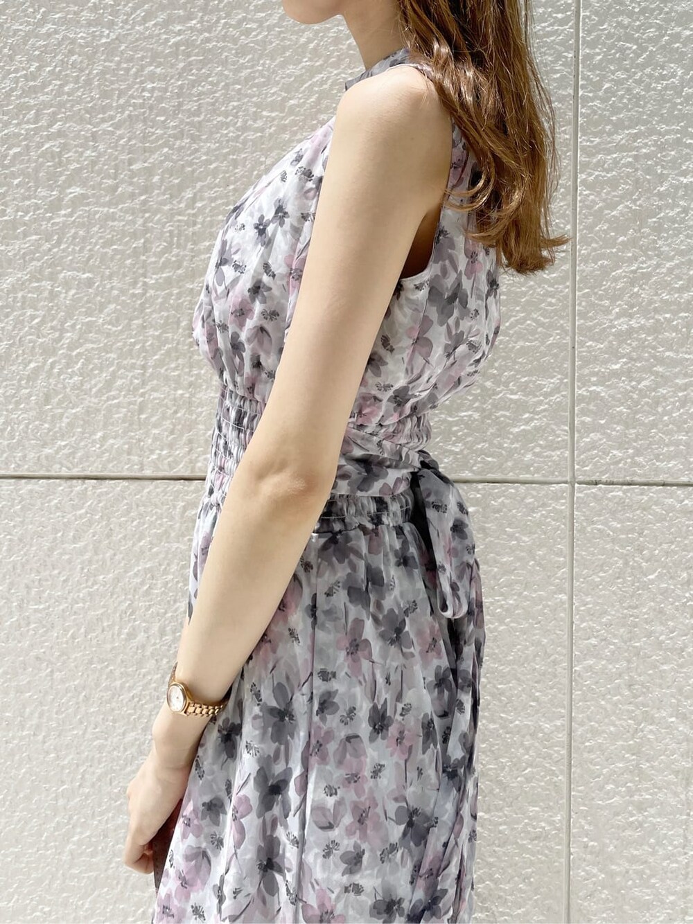 ブラウン系のハンドバッグ、ブラウン系のサンダル、ピンク系のワンピースを着用したレディースの夏コーディネートの7枚目の写真