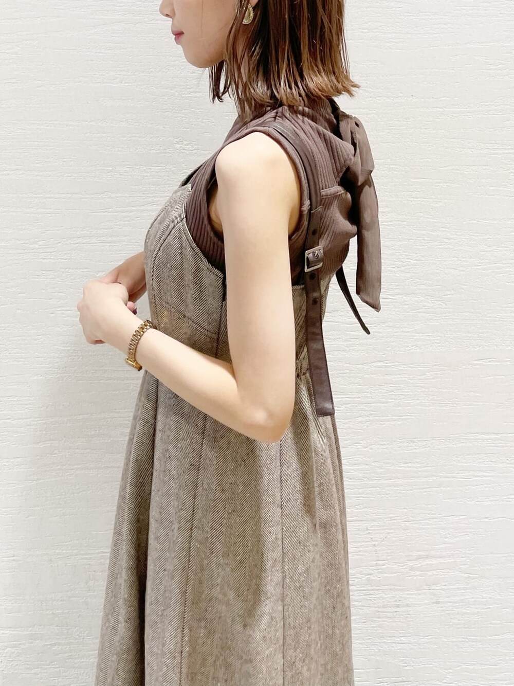 ベージュ系のTシャツ/カットソー、ブラウン系のワンピースを着用したレディースの夏コーディネートの6枚目の写真