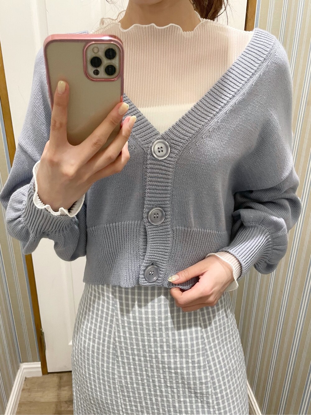 ブルー系のカーディガン/ボレロ、ブルー系のスカート、ホワイト系のローファーを着用したレディースの春コーディネートの5枚目の写真