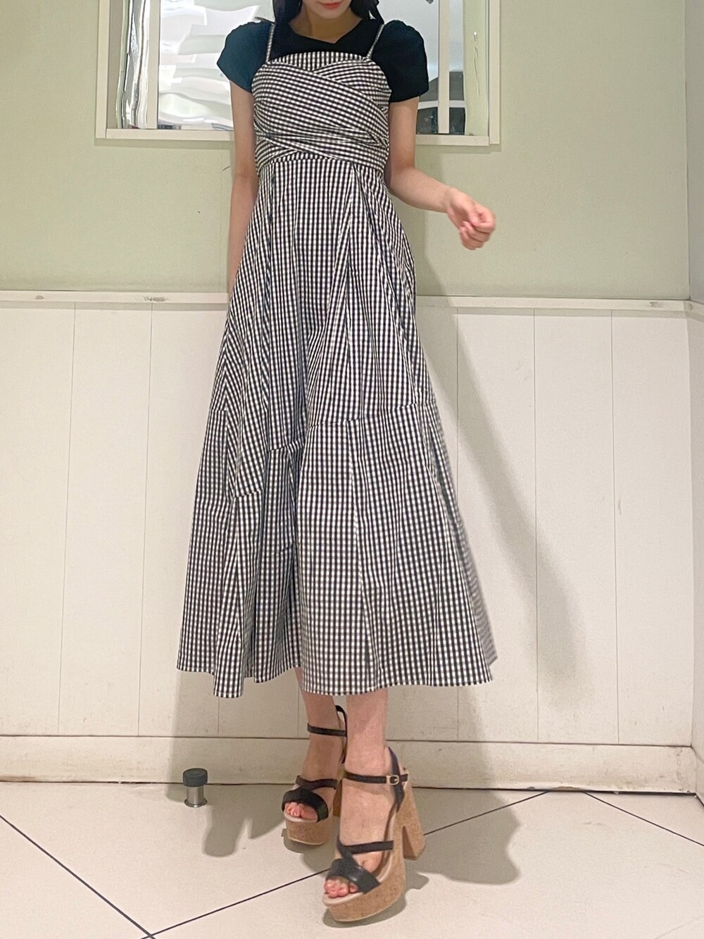 ブラック系のTシャツ/カットソー、その他のワンピース、ブラック系のサンダルを着用したレディースの夏コーディネートの2枚目の写真