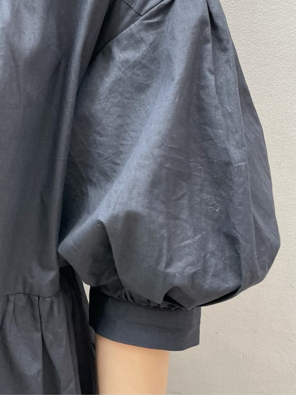 ブラック系のワンピース、ブラック系のその他シューズ、ブラック系のキャスケットを着用したレディースの秋コーディネートの9枚目の写真