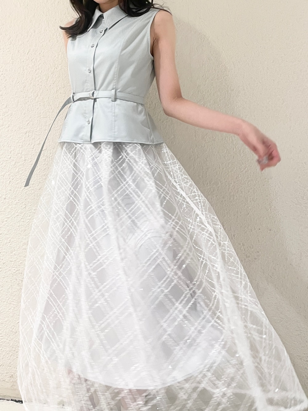 ブルー系のワンピース、ホワイト系のブーツを着用したレディースの冬コーディネートの5枚目の写真